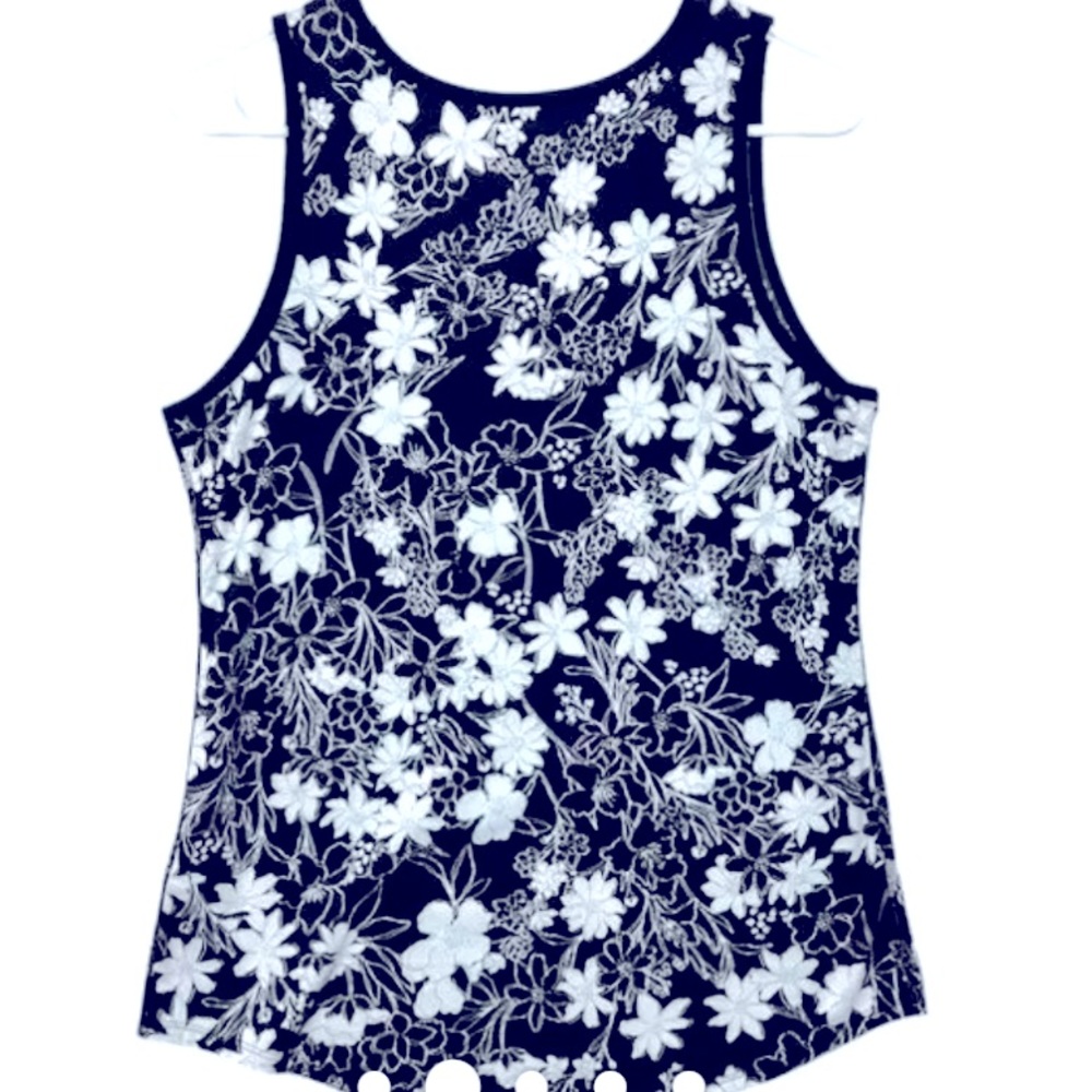 Land’s End Navy Blue & White floral tank top in excellent condition- size XL